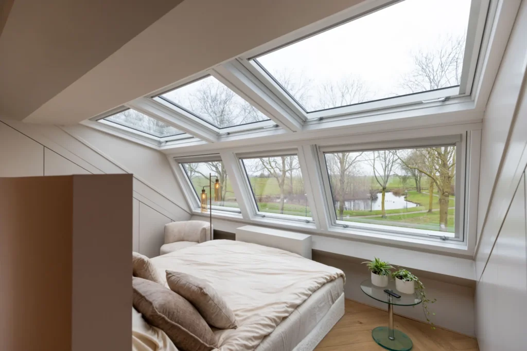 Luxe uitstraling slaapkamer met badkamer - coretec vloer - PVC en Laminaat