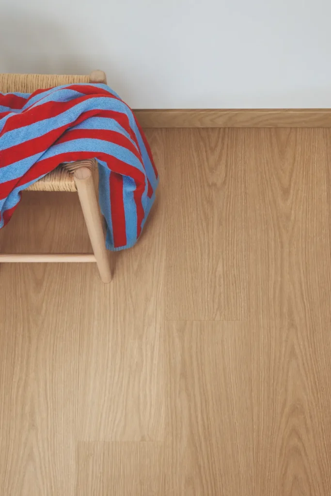 Plinten in de kleur van de vloer - PVC en Laminaat